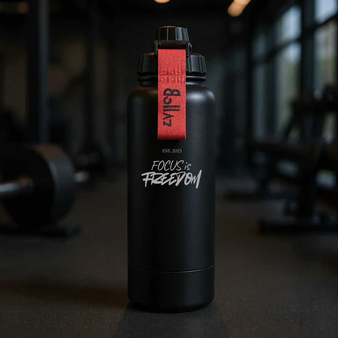 Sport Edition Edelstahlflasche mit lasergraviertem ‚Focus is Freedom‘ Design – 1000ml, doppelwandig isoliert, 48h kalt, 24h warm.