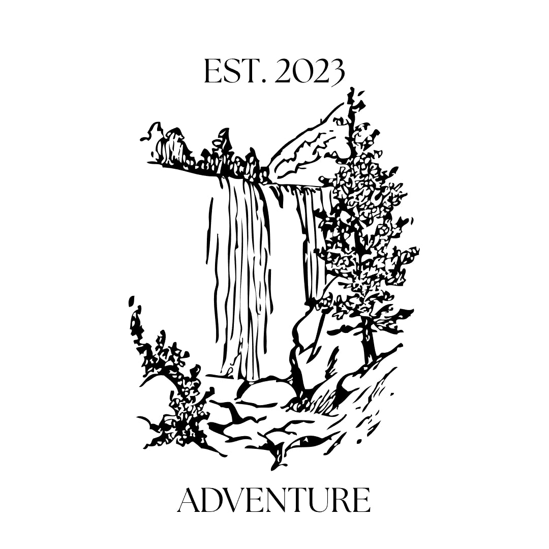 Gravurdesign „Adventure“ von Bollaz – Laserdesign mit Wasserfall, Felsen und Waldlandschaft im Outdoor-Stil. Symbol für Natur, Freiheit und Entdeckergeist.