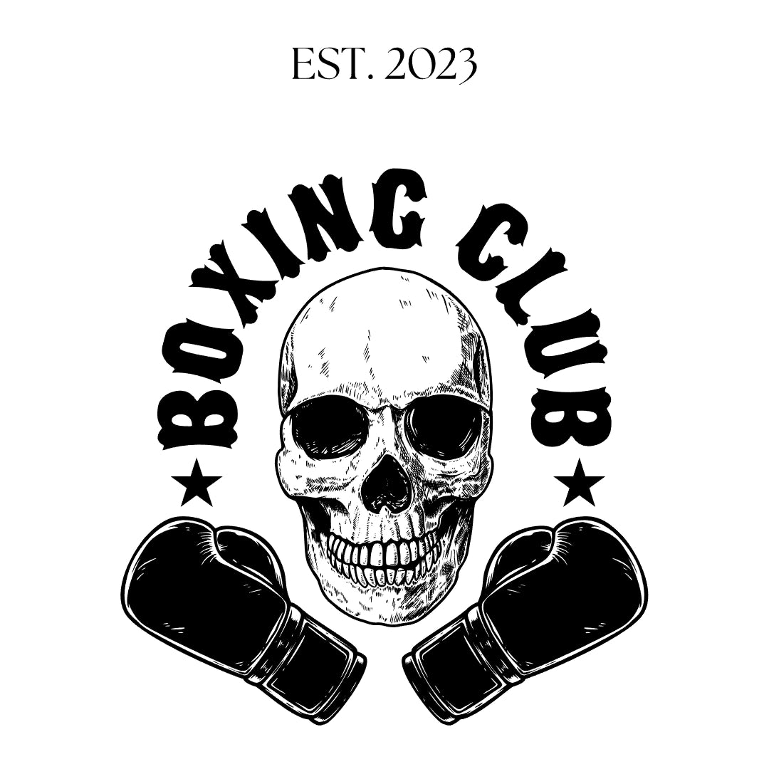 Gravurdesign mit Totenkopf, Boxhandschuhen und dem gebogenen Schriftzug „Boxing Club“, ergänzt durch „EST. 2023“. Hartes, kraftvolles Motiv für Boxen, Kampfsport, Training und einen intensiven Fighter-Lifestyle.