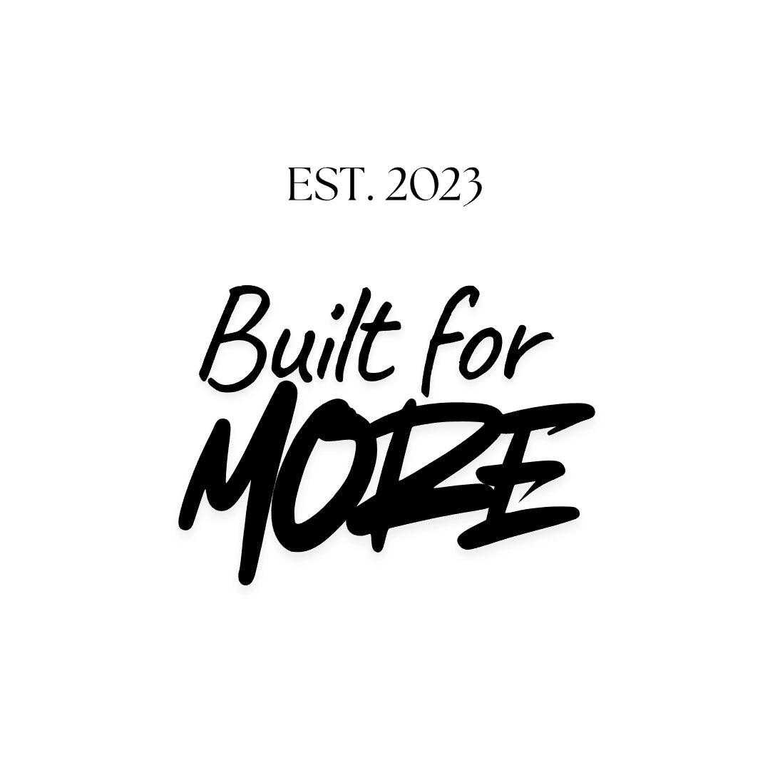 Motiv in moderner Schrift mit dem Schriftzug „EST. 2023“ und dem dynamischen Statement „Built for More“. Energetisches, motivierendes Gravurdesign für Sport, Lifestyle und ambitionierte Persönlichkeiten, die nach mehr streben.