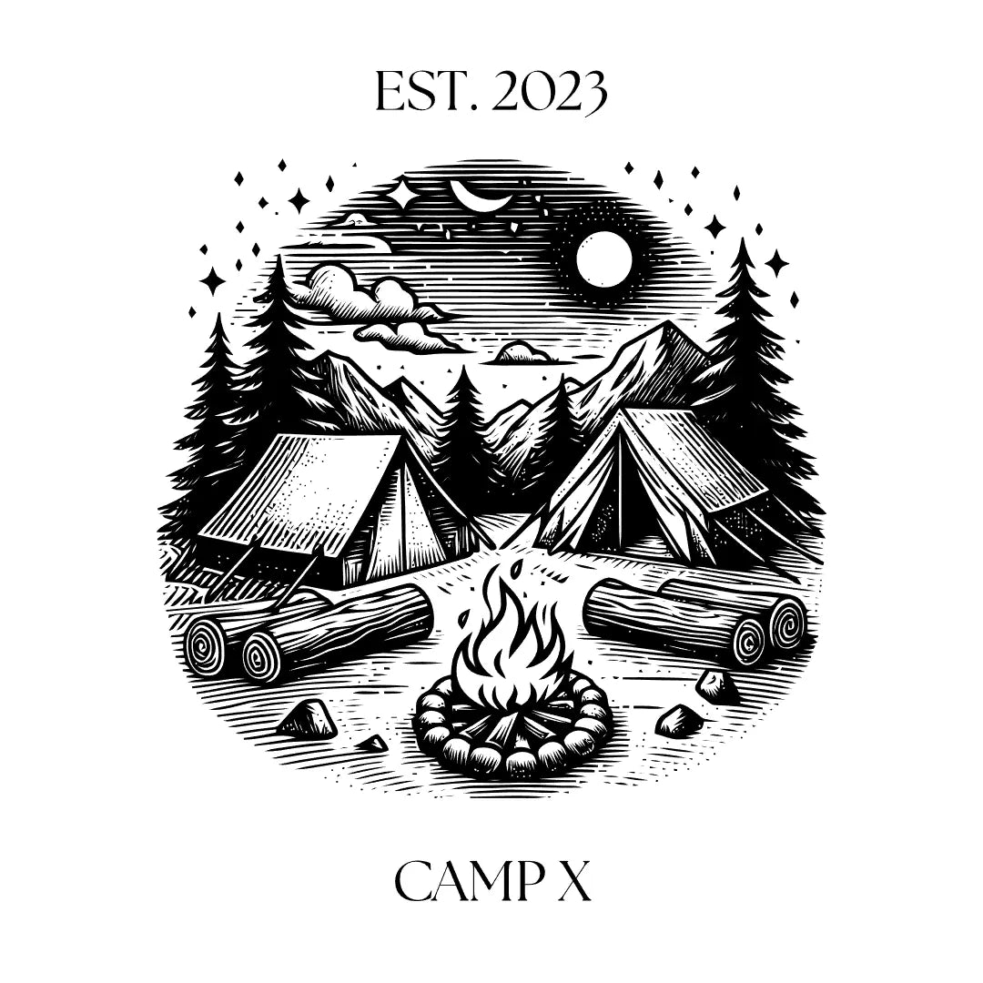 Gravurdesign „Camp X“ von Bollaz – Laserdesign mit Zelten, Lagerfeuer und Bergkulisse im Outdoor-Stil. Symbol für Freiheit, Gemeinschaft und Abenteuer – perfekt für Paare, Camper und Naturfreunde.