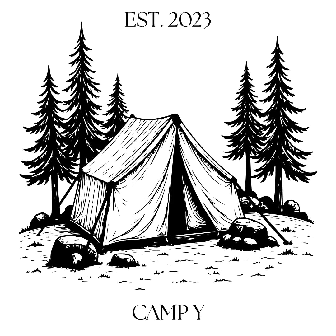 Gravurdesign „Camp Y“ von Bollaz – Laserdesign mit Zelt, Tannenbäumen und Felsen im Outdoor-Stil. Symbol für Natur, Freiheit und Camping-Abenteuer – perfekt für Paare, Camper und Entdecker.