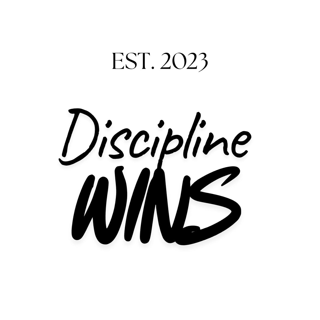 Motivierendes Gravurdesign mit „EST. 2023“ und dem kraftvollen Statement „Discipline Wins“ in dynamischer Handschrift. Ideal für Sportler, Gym-Lifestyle und alle, die mit Disziplin ihre Ziele erreichen wollen.