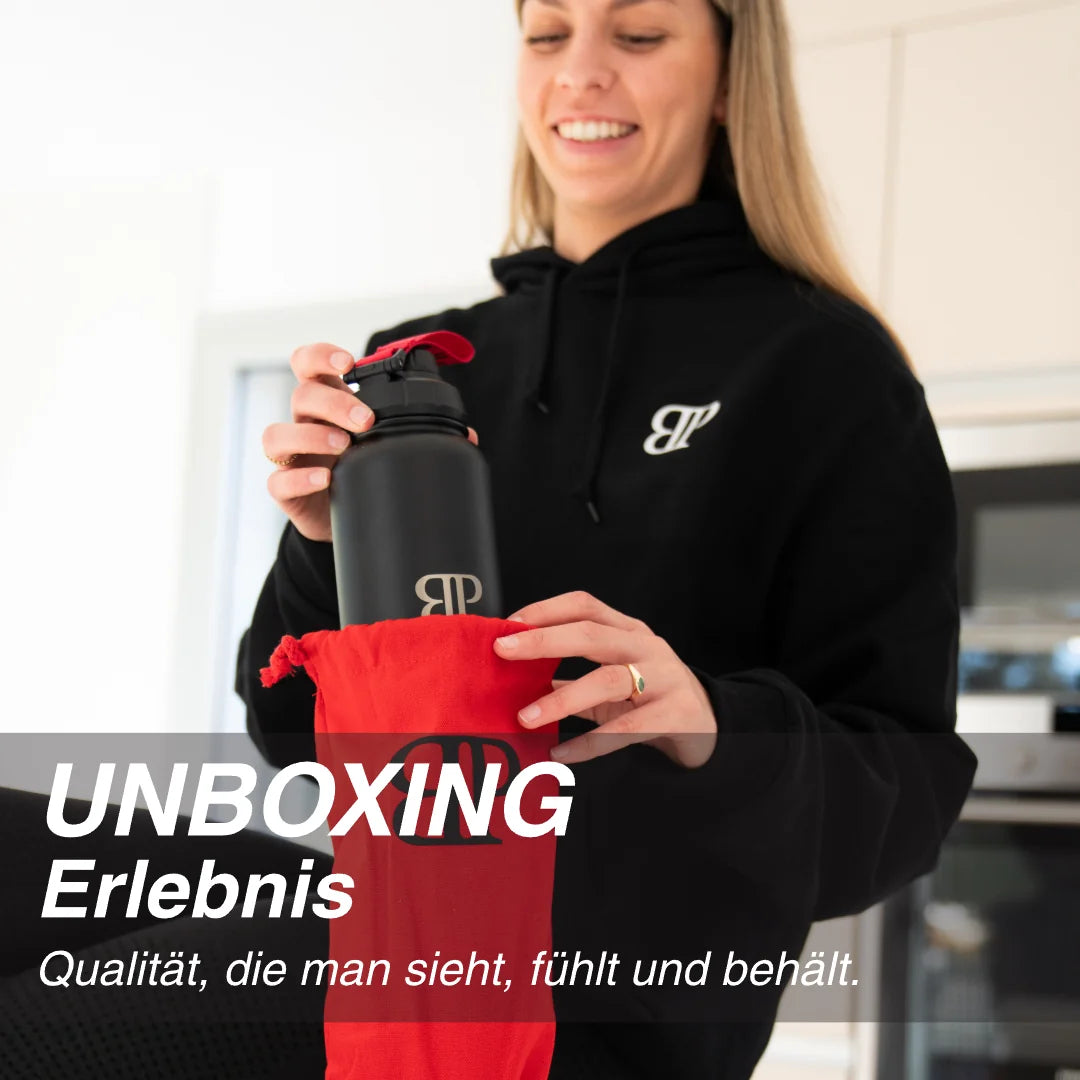 Bollaz Edelstahlflasche 1200 ml mit Quickslot beim Unboxing – hochwertig verarbeitet, doppelwandig isoliert und auslaufsicher. Qualität, die man sieht, fühlt und behält.