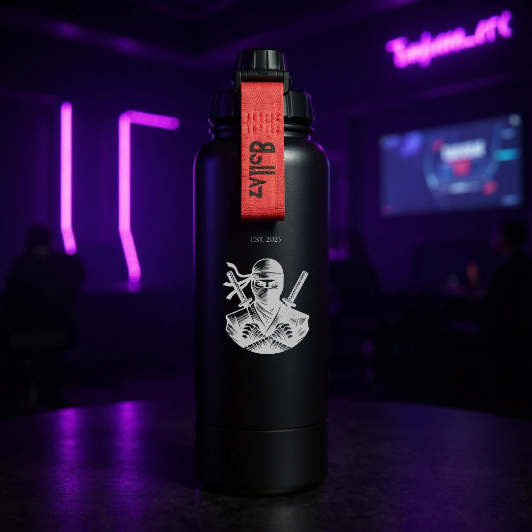 Bollaz Gaming Edelstahlflasche 1200 ml mit Gravur „Ninja“ – Quickslot, doppelwandig isoliert, 48 h kalt, 24 h warm, auslaufsicher und mit stealth-inspiriertem Gaming-Design.
