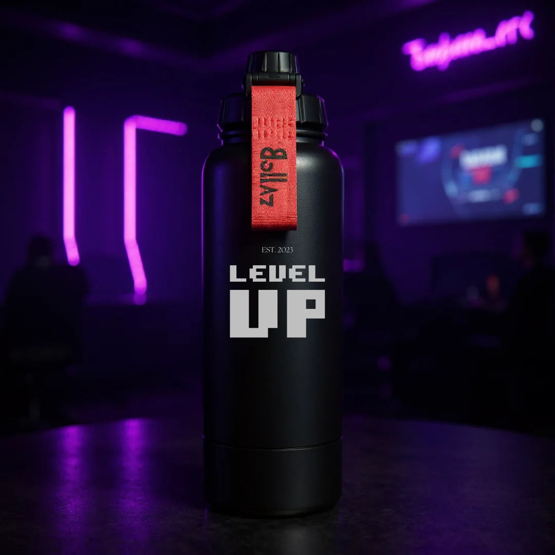 Bollaz Gaming Edition Edelstahlflasche 1200 ml mit Gravur „Level Up“ im Pixel-Design – isoliert (48 h kalt, 24 h warm), auslaufsicher, Quickslot-Trageschlaufe und mattschwarzem Finish. Perfekt für Gamer, E-Sport, Streaming und alle, die ihr nächstes Level erreichen wollen.