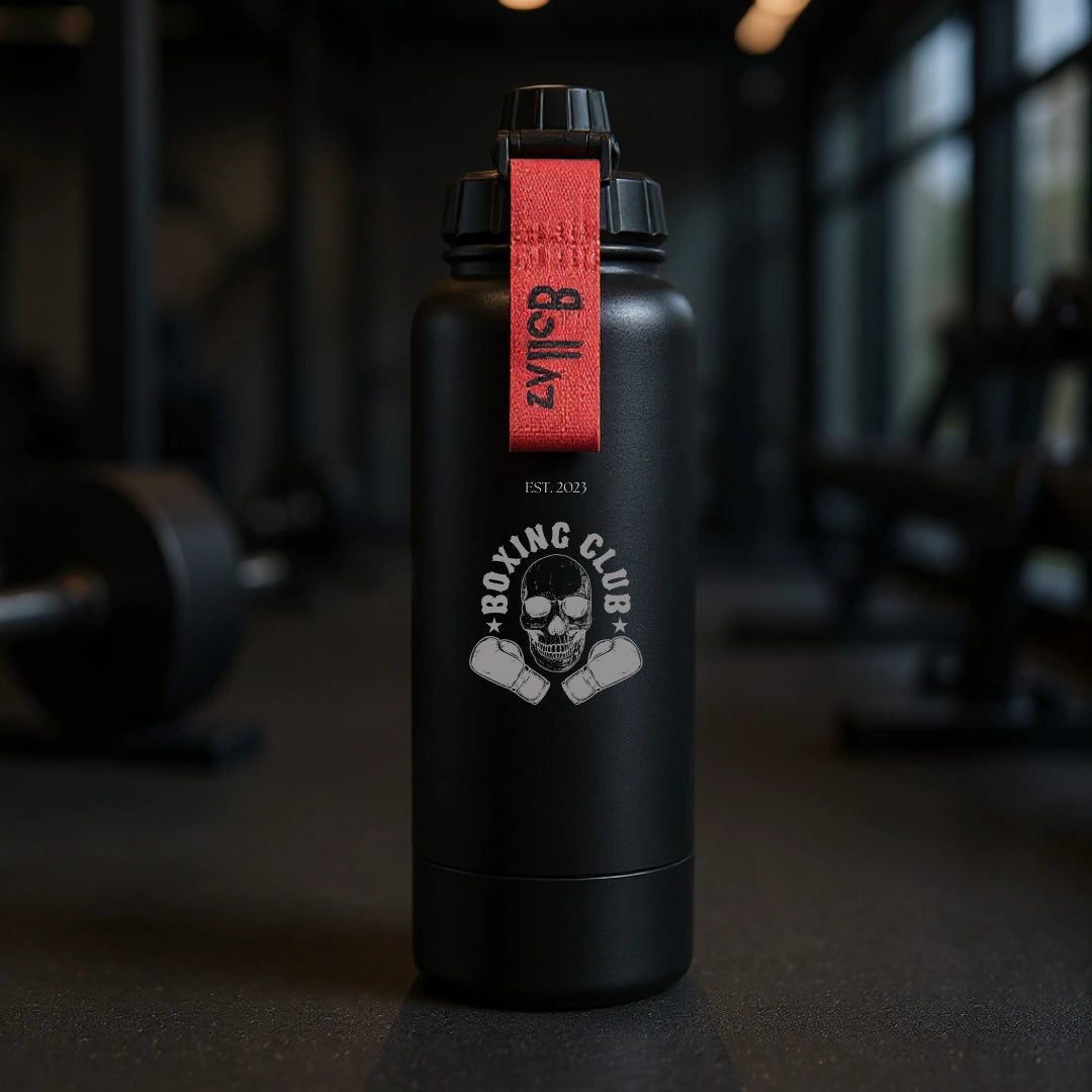 Bollaz Sport Edition Edelstahlflasche 1200 ml mit Gravur „Boxing Club Skull“ – isoliert (48 h kalt, 24 h warm), auslaufsicher, Quickslot-Trageschlaufe und mattschwarzem Finish. Perfekt für Boxsport, Kampfsport, Fitness und einen kompromisslosen Fighter-Style.