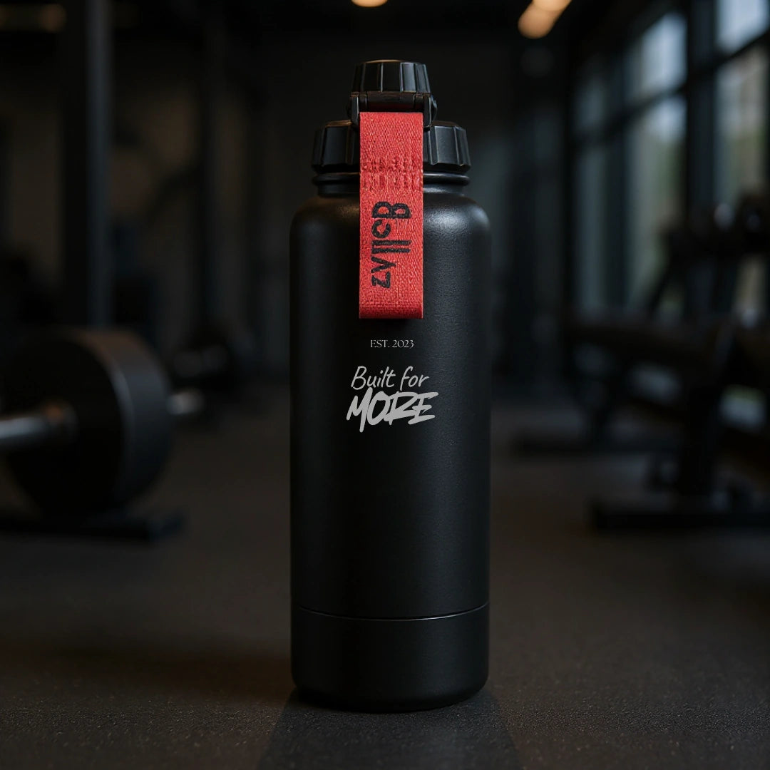Bollaz Sport Edition Edelstahlflasche 1200 ml mit Gravur „Built for More“ – isoliert (48 h kalt, 24 h warm), auslaufsicher, Quickslot-Trageschlaufe und mattschwarzem Finish. Perfekt für Fitnessstudio, Krafttraining und einen leistungsorientierten Lifestyle.