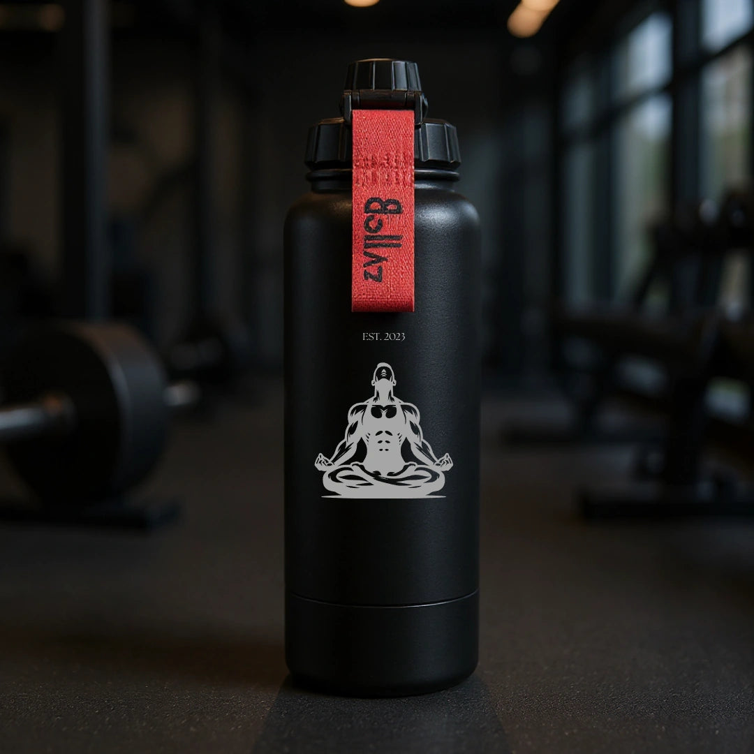 Bollaz Sport Edition Edelstahlflasche 1200 ml mit Gravur „Meditation Muscle Guru“ – isoliert (48 h kalt, 24 h warm), auslaufsicher, Quickslot-Trageschlaufe und mattschwarzem Finish. Perfekt für Yoga, Gym, Mindset-Training und einen ausbalancierten Lifestyle.