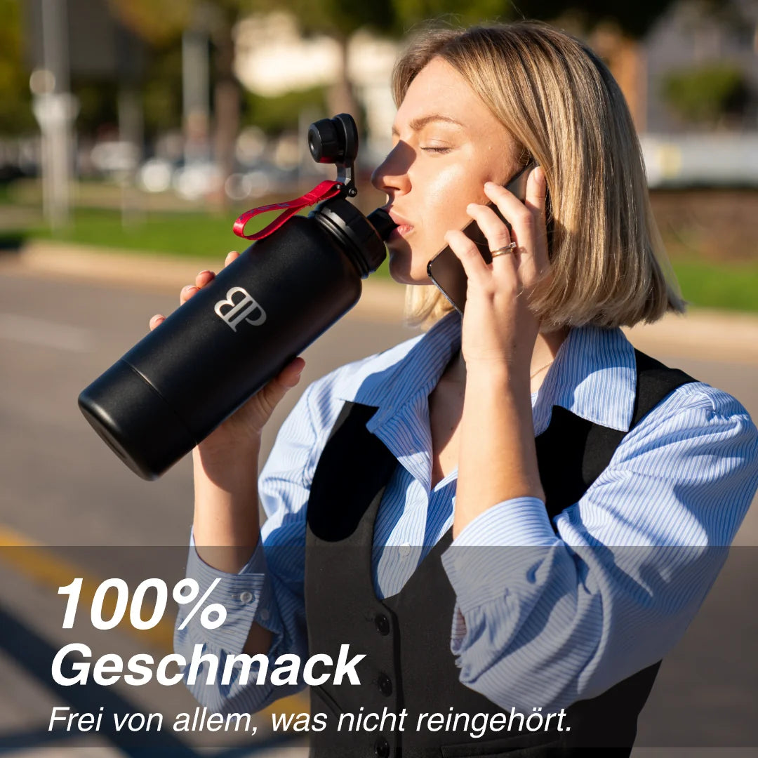 Bollaz Edelstahlflasche 1200 ml mit Quickslot – geschmacksneutral, auslaufsicher und doppelwandig isoliert. Ideal für Arbeit, Büro und unterwegs.