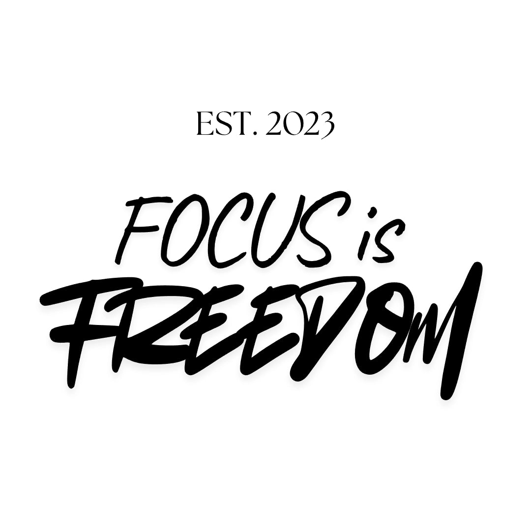 Gravurdesign „Focus is Freedom“ von Bollaz – dynamisches Typografie-Design mit „EST. 2023“, motivierendem Schriftzug und sportlicher Energie für alle, die Disziplin und Freiheit im Training verbinden.