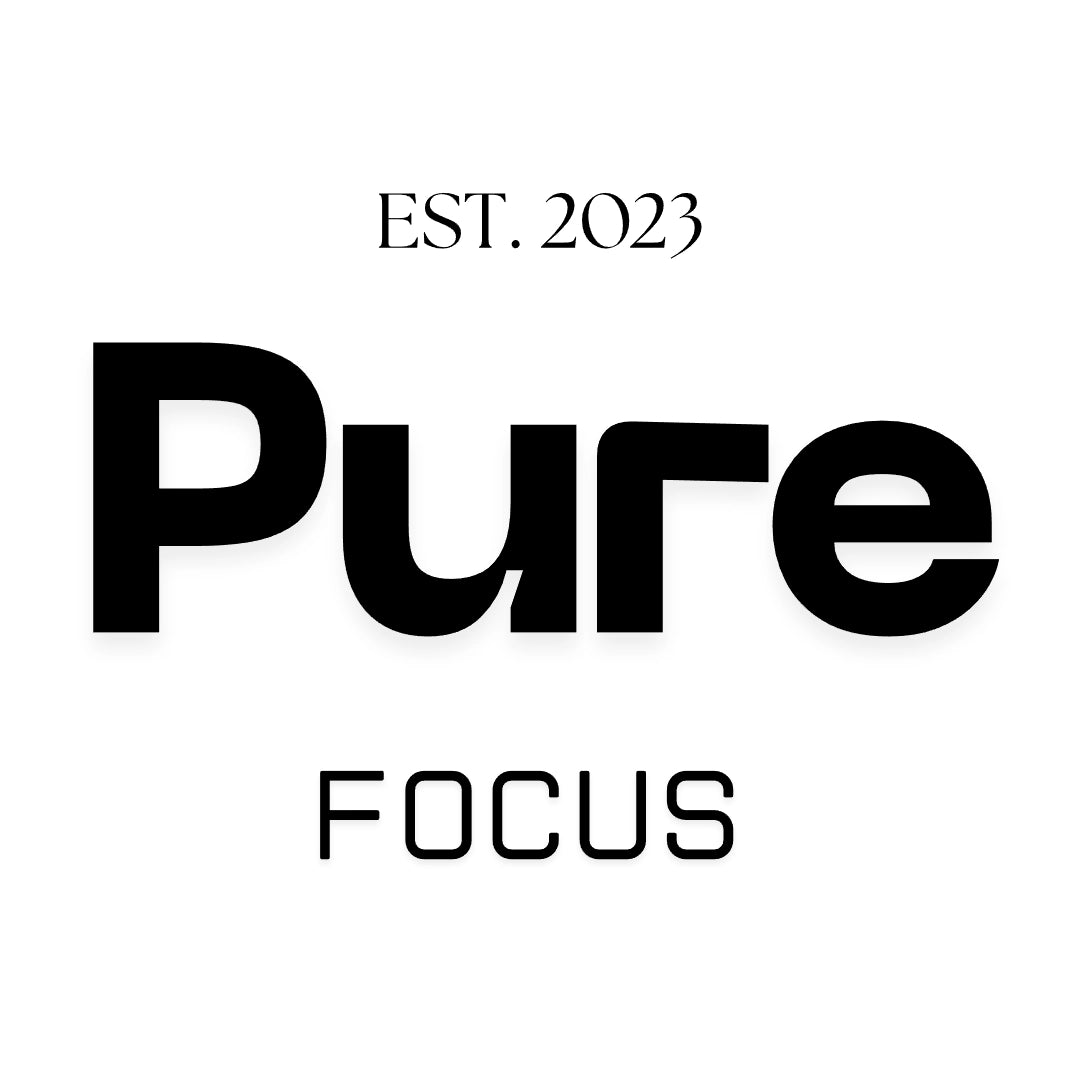 Minimalistisches Gravurdesign mit „EST. 2023“, dem großen Wort „Pure“ und dem klaren Statement „Focus“. Cleanes, modernes Motiv für Konzentration, Mindset, Produktivität und sportliche Disziplin.