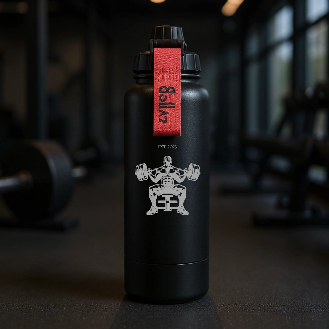 Bollaz Sport Edition Edelstahlflasche 1200 ml mit Gravur „Bodybuilder Benchpress“ – isoliert (48 h kalt, 24 h warm), auslaufsicher, Quickslot-Trageschlaufe und mattschwarzem Finish. Perfekt für Krafttraining, Bodybuilding, Fitnessstudio und maximale Performance.