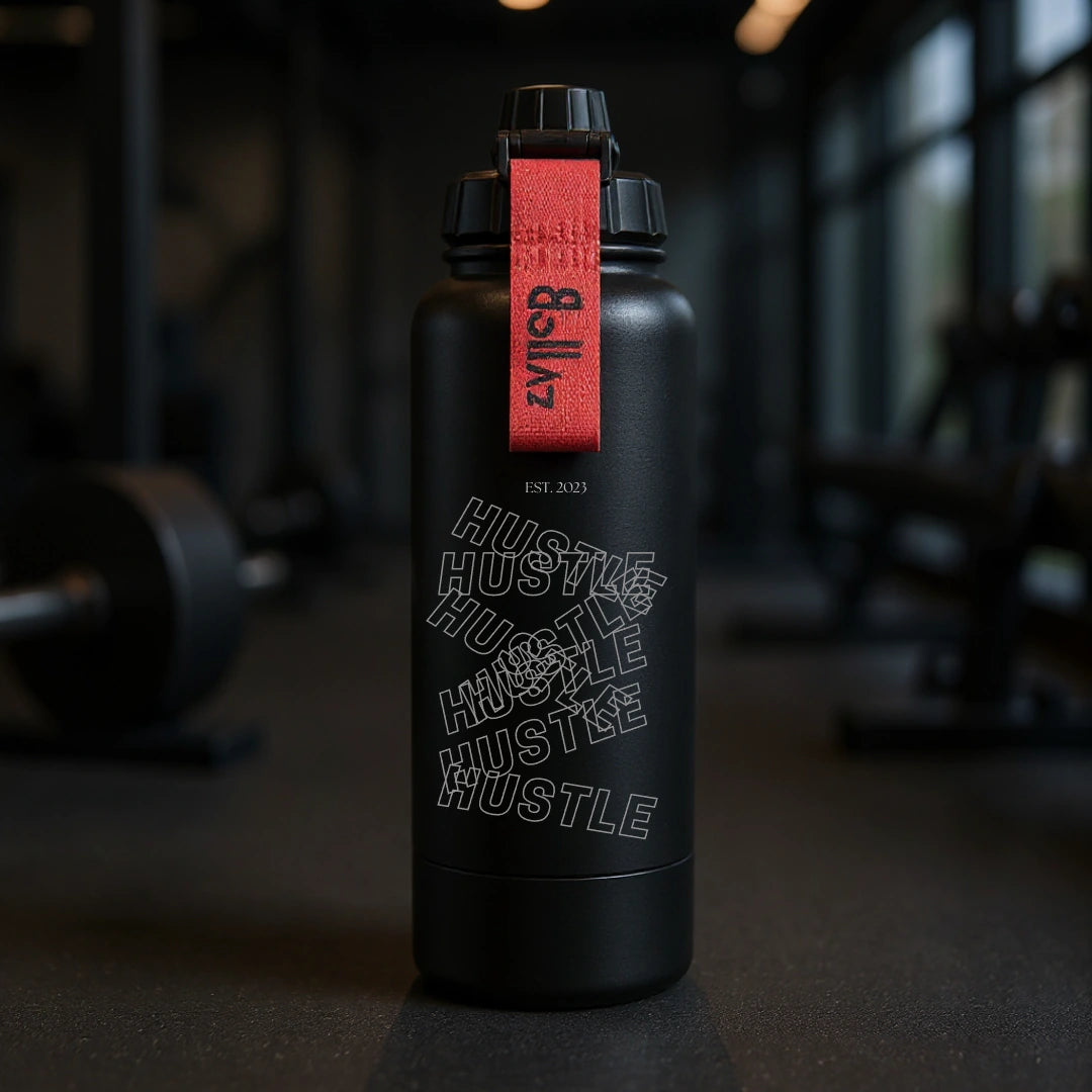 Bollaz Sport Edition Edelstahlflasche 1200 ml mit Gravur „Hustle Multilayer“ – isoliert (48 h kalt, 24 h warm), auslaufsicher, Quickslot-Trageschlaufe und mattschwarzem Finish. Perfekt für Training, Business, Studium und alle, die konstant hustlen.