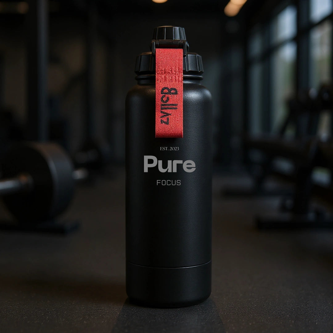 Bollaz Sport Edition Edelstahlflasche 1200 ml mit Gravur „Pure Focus“ – isoliert (48 h kalt, 24 h warm), auslaufsicher, Quickslot-Trageschlaufe und mattschwarzem Finish. Perfekt für Training, Arbeit, Mindset und einen klaren, fokussierten Lifestyle.