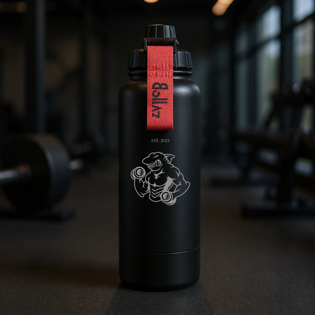 Bollaz Sport Edition Edelstahlflasche 1200 ml mit Gravur „Shark Fitness Muscle“ – isoliert (48 h kalt, 24 h warm), auslaufsicher, Quickslot-Trageschlaufe und mattschwarzem Finish. Perfekt für Bodybuilding, Gym-Sessions und einen kraftvollen, auffälligen Fitness-Look.