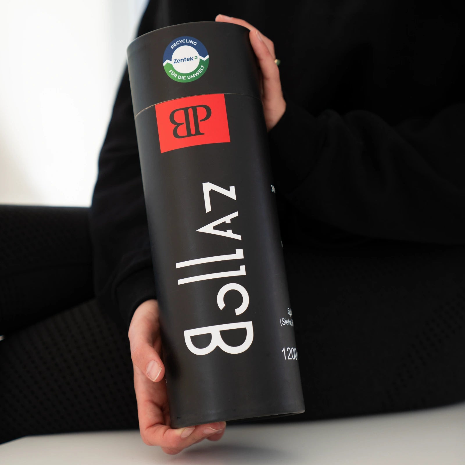 Bollaz Premium Thermo Shaker 1200ml in schwarzer Verpackung, modernes BP-Logo, nachhaltige Recycling-Siegel.